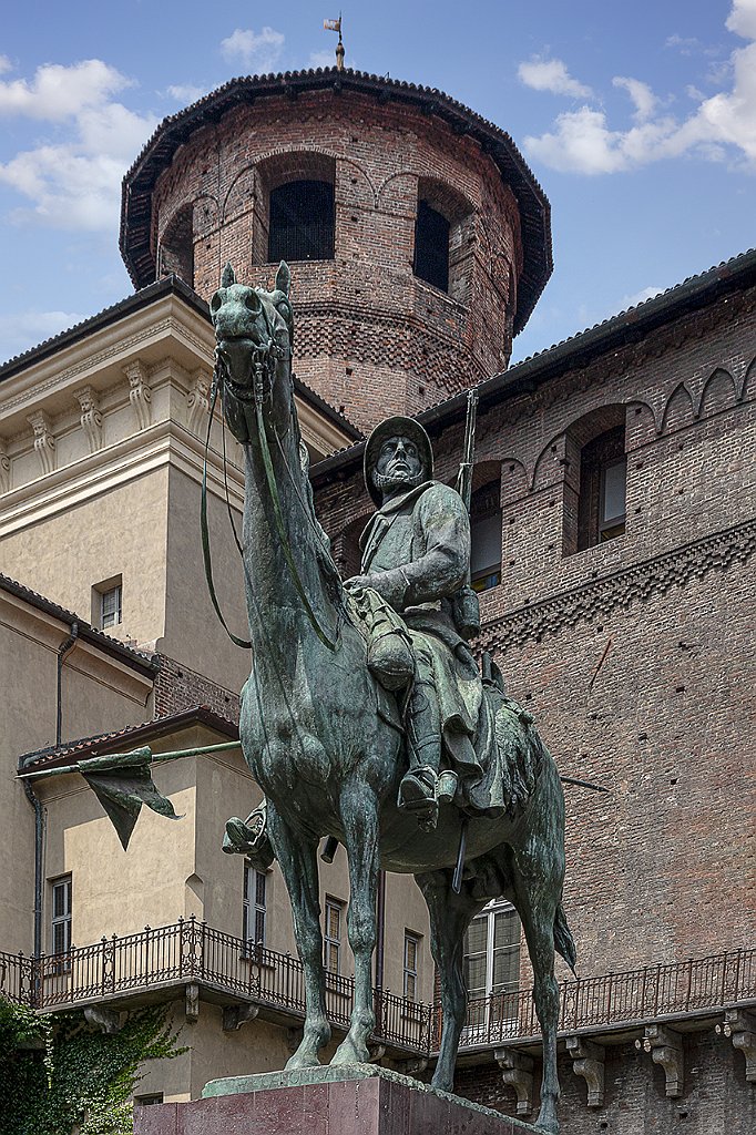 11 - STATUA CAVALIERE ESERCITO ENANUELE FILIBERTO DUCA DI AOSTA .jpg